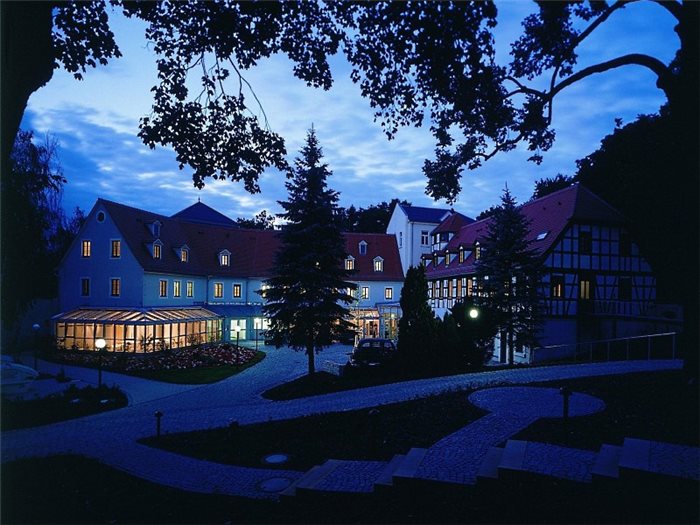 Hotel bei Nacht